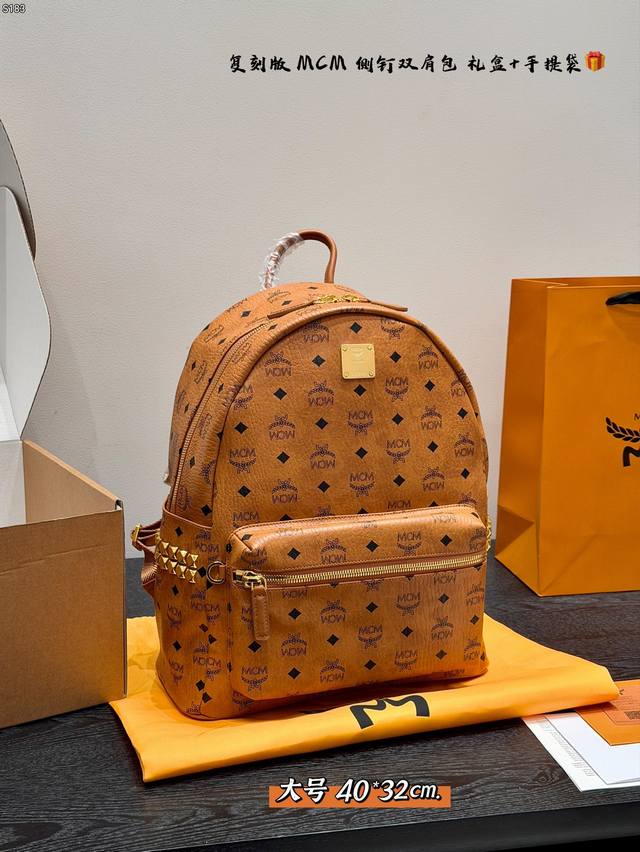 手提袋礼盒包装 复刻版!大号 Mcm经典双肩包 原单!原单!原单! 立体而自然,全新升级 以中轴为对称中心线的上线倒向对称, 十分完整完美, 尤其包型 超有弧度 手提袋礼盒包装 复刻版!大号 Mcm经典双肩包 原单!原单!原单! 立体而自然,全新升级 以中轴为对称中心线的上线倒向对称, 十分完整完美, 尤其包型 超有弧度