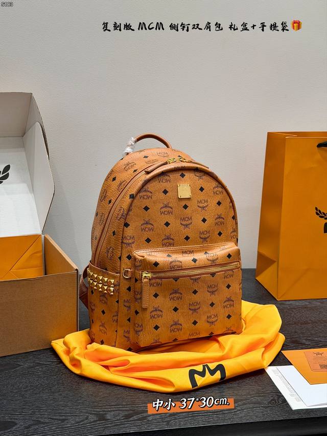 手提袋礼盒包装 复刻版!中小 Mcm经典双肩包 原单!原单!原单! 立体而自然,全新升级 以中轴为对称中心线的上线倒向对称, 十分完整完美, 尤其包型 超有弧度 手提袋礼盒包装 复刻版!中小 Mcm经典双肩包 原单!原单!原单! 立体而自然,全新升级 以中轴为对称中心线的上线倒向对称, 十分完整完美, 尤其包型 超有弧度