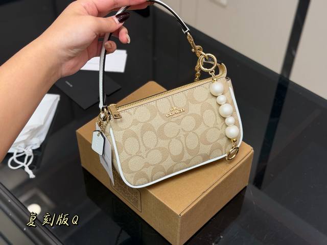 配盒 Size：19*12Cm 蔻驰 Nolita19麻将包 保留原有包型 增加了小配饰 和长链条 好看又好用！ 搜索蔻驰Coach 麻将包