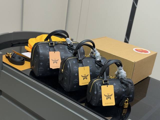 配飞机盒 Size:25Cm 21Cm 19Cm Mcm 枕头包 俏皮可爱 单肩手提斜挎了 配飞机盒 Size:25Cm 21Cm 19Cm Mcm 枕头包 俏皮可爱 单肩手提斜挎了