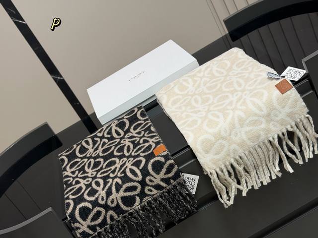 配盒 Size：45*190Cm 降温啦！晚上真的需要一条围巾 罗意威王牌围巾 无敌好卖的一款 必须种草的第一条围巾