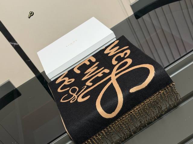 配盒 Size：30*180Cm 降温啦！晚上真的需要一条围巾 罗意威王牌围巾 无敌好卖的一款 必须种草的第一条围巾