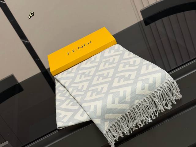 配盒 Size：45*190Cm 降温啦！晚上真的需要一条围巾 芬迪王牌围巾 无敌好卖的一款 必须种草的第一条围巾