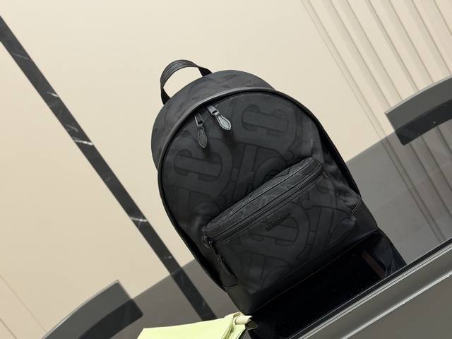 无盒 轻便又容量 Size：30*40Cm 巴宝莉双肩包 这款背包以标志性Burberry Trench风衣的独创面料作为灵感来源， 采用与棉质嘎巴甸同为密织结