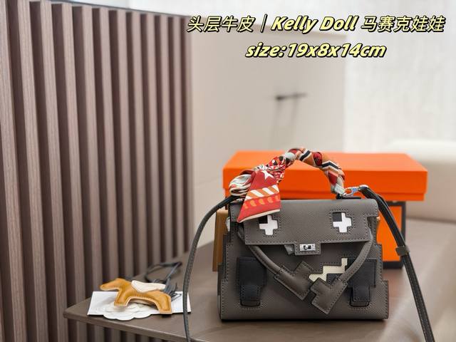 头层牛皮 配丝巾小马 Hermes Kelly Doll 马赛克娃娃 今日分享爱马仕马赛克娃娃 超级可爱 萌化了！新配色太美了谁看了不迷糊啊～ 直戳心巴 有调性