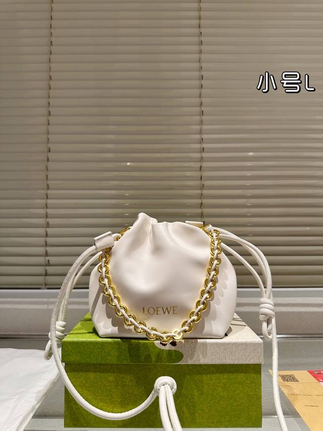 牛皮版本 Loewe 罗意威｜Purse 福袋 Loewe 兴 迷你柔软纳帕羊皮革 Flamenco Purse 福袋 采用褶皱设计，侧面搭配标志性绳结等关键细