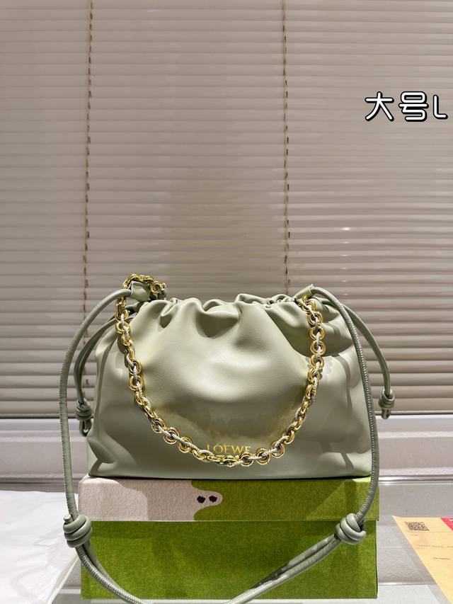 牛皮版本 Loewe 罗意威｜Purse 福袋 Loewe 兴 迷你柔软纳帕羊皮革 Flamenco Purse 福袋 采用褶皱设计，侧面搭配标志性绳结等关键细