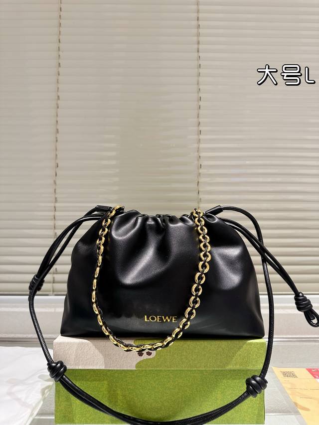 牛皮版本 Loewe 罗意威｜Purse 福袋 Loewe 兴 迷你柔软纳帕羊皮革 Flamenco Purse 福袋 采用褶皱设计，侧面搭配标志性绳结等关键细