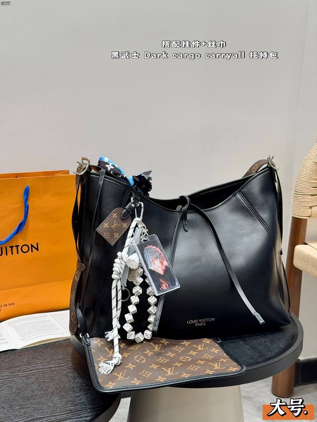 礼盒包装 带挂件！新款丝巾！ Size 39*30Cm Lv 新款Carryall黑武士Tote链条购物袋 Lv新出的全黑色Dark Cargo Carryal
