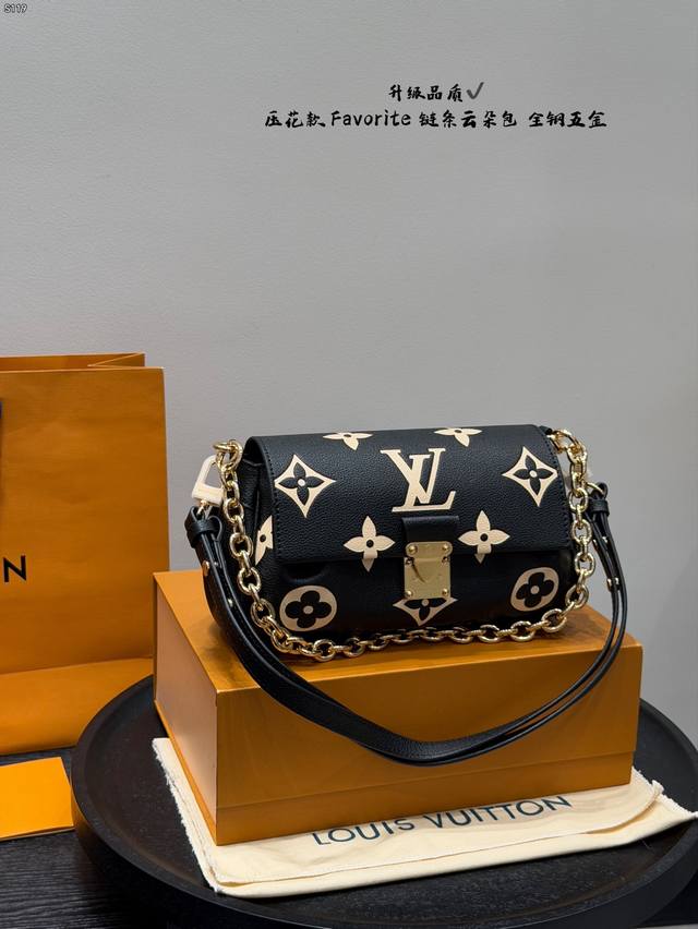 折叠盒 升级版 全钢五金 Size：24×16Cm Lv Favorite压花款 链条云朵包 单肩腋下饺子包 非常适合春夏的颜色很清新亮眼 上身效果也非常好～