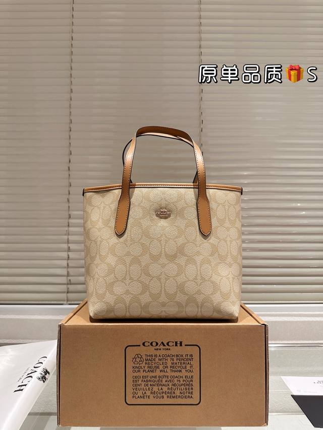 顶级原单 牛皮 Coach 新品 Fiona Zip Tote Coach 新品 Fiona 托特 来了 这个尺寸的包包，感觉大小也是很合适 有自带拉链设计，可