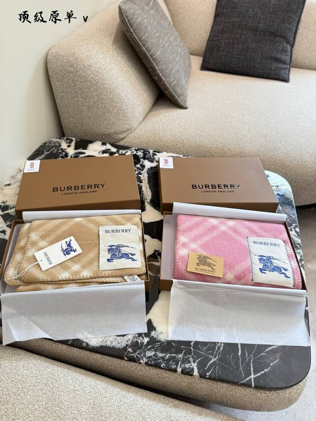 粉嘟嘟！Burberry羊毛围巾 本以为Burberry 去年一条Baby 蓝颜色已经够惊艳了 谁知今年又来了这条超级粉嫩的颜色！ 这谁能不爱呢！！！ 还有窄版
