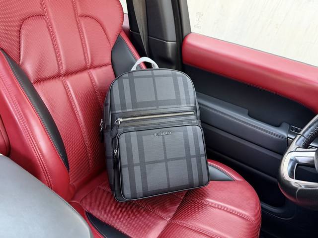 高端货 新款 “ Burberry ”巴宝莉双肩包 Burberry博柏利双肩包 格纹徽标贴片拉链开合 聚酯纤维拼聚氨酯 学生双肩包 男款 炭黑色 搭配精美皮革