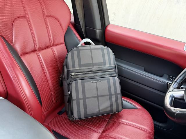 高端货 新款 “ Burberry ”巴宝莉双肩包 Burberry博柏利双肩包 格纹徽标贴片拉链开合 聚酯纤维拼聚氨酯 学生双肩包 男款 棕色 搭配精美皮革边