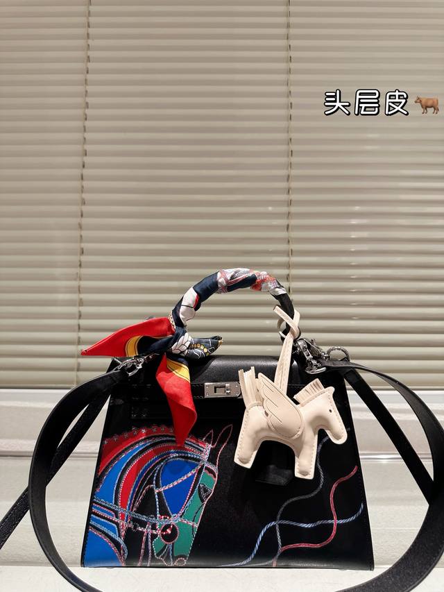 头层牛皮 爱马仕凯莉包 25Cm 牛皮 这款HermèS Kelly 25Cm黑色牛皮凯莉包，采用头层牛皮+铂金五金，质感超细腻耐用。包型硬挺，线条优雅，搭配丝