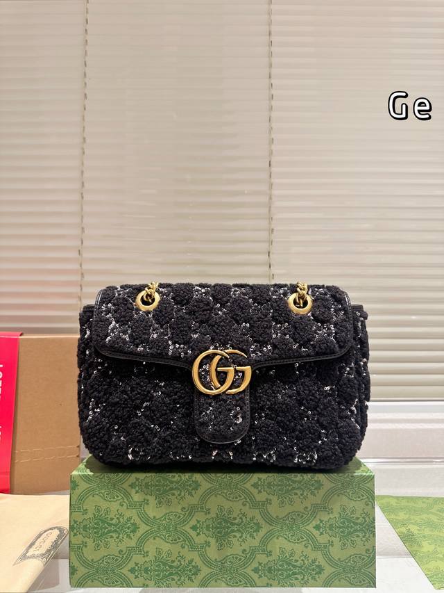 升级 Gucci 27Cm 金丝绒 Gucci 丝绒Marmont 这款太绝了 实物好看的不知道怎么形容 可以说超个性 却又超好背！ 尺寸27Cm 全套礼盒包装
