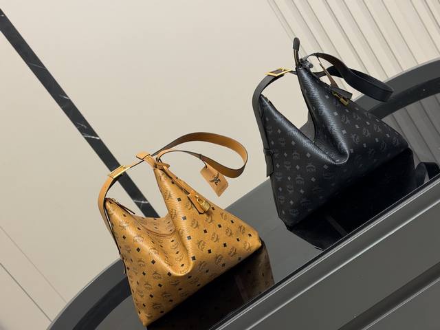 Size:35.33Cm Mcm牛角包 新品 原单!青岛出品 Hobo首发 简单大方好搭配 快快种草吧! Size:35.33Cm Mcm牛角包 新品 原单!青岛出品 Hobo首发 简单大方好搭配 快快种草吧!