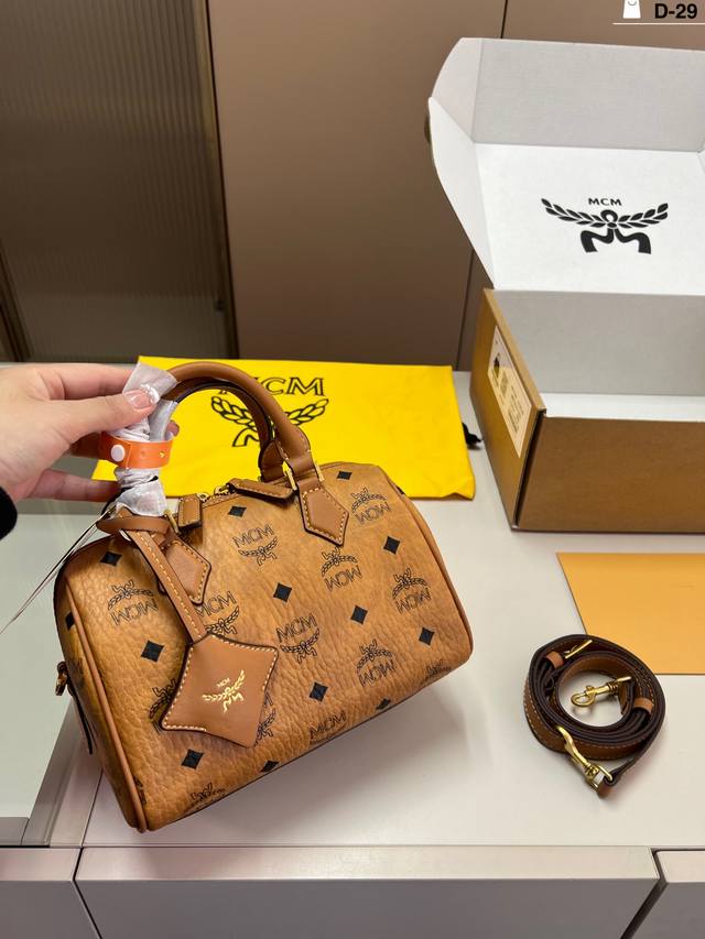 Mcm 波士顿枕头包 精致实用又百搭 可手拎可斜挎 搭配裙装裤装大衣 参加聚会出街通勤 D-29尺寸22×14飞机盒 Mcm 波士顿枕头包 精致实用又百搭 可手拎可斜挎 搭配裙装裤装大衣 参加聚会出街通勤 D-29尺寸22×14飞机盒