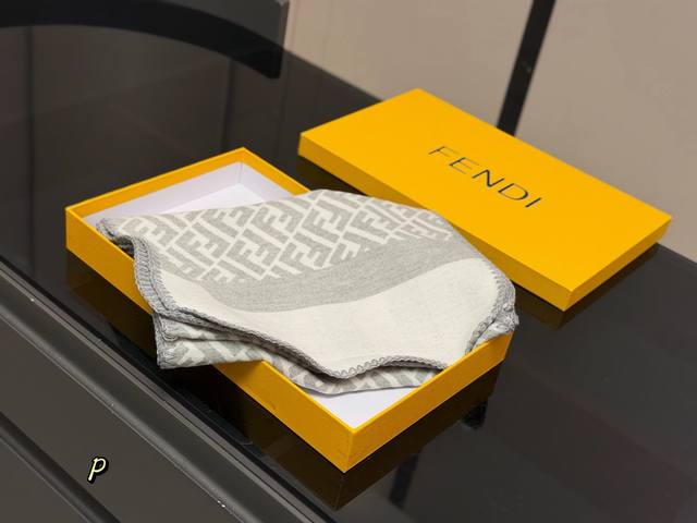 配盒 Size：30*180Cm 降温啦！晚上真的需要一条围巾 芬迪王牌围巾 无敌好卖的一款 必须种草的第一条围巾