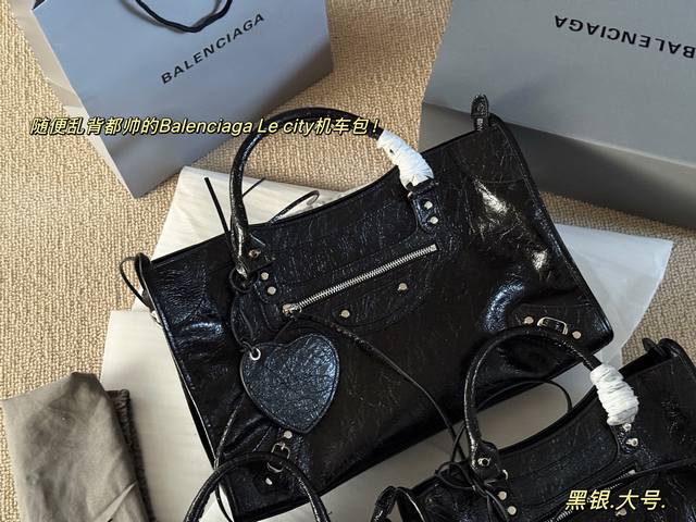 配盒 Size:24*15Cm 小号 30*28Cm 中号 38*24Cm 大号 Balenciaga 机车包也太好背了叭 皮质超级柔软! 自带褶皱肌理感很耐造 配盒 Size:24*15Cm 小号 30*28Cm 中号 38*24Cm 大号 Balenciaga 机车包也太好背了叭 皮质超级柔软! 自带褶皱肌理感很耐造