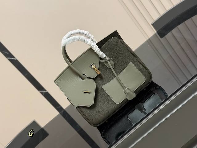 爱马仕Birkin DéSordre 30 这个包走秀的时候就相中了， 和双面Kelly异曲同工， 都是解构主义美学的创新。不过最大的 这个Birkin DéS