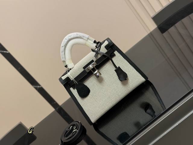 尺寸：25Cm 爱马仕 凯莉Kelly 尺寸刚刚好！ 真的太太太太好看 头层牛皮 包包特别又质感！