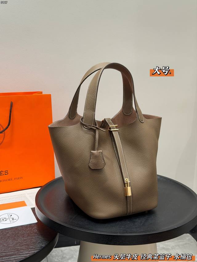 大号 全套礼盒 带内胆！ Size：21*22Cm 大号 爱马仕 Hermes 菜篮子 头层牛皮 油腊线 配送丝巾 小马 皮质很有质感！有垂度！ 小锁头点缀恰到