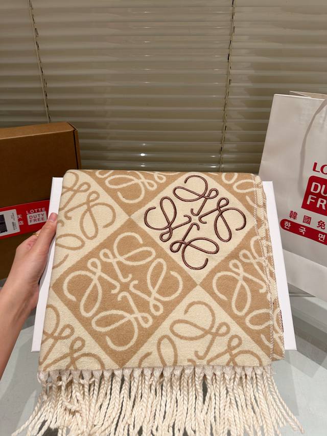 配乐天全套包装加飞机盒 罗意威 经典围巾真材实料！这款围巾适用于春 秋 冬！当作披肩超好看！提亮肤色！上身效果气场非常强大手感柔软成色有质感，匠心之作。 规格: