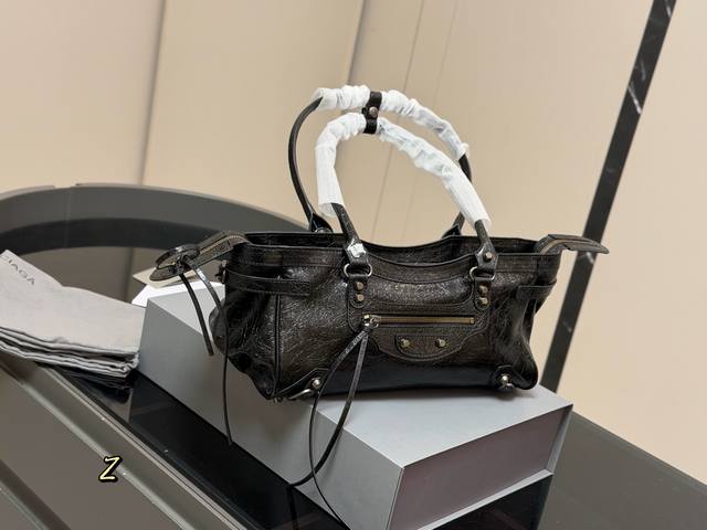 折叠盒 Size: 32.18Cm 巴黎世家新款机车大廓形包包 柔软的大廓形包包 上身慵懒感立刻Get、 真的很喜欢又方便又酷的超实用大包 折叠盒 Size: 32.18Cm 巴黎世家新款机车大廓形包包 柔软的大廓形包包 上身慵懒感立刻Get、 真的很喜欢又方便又酷的超实用大包