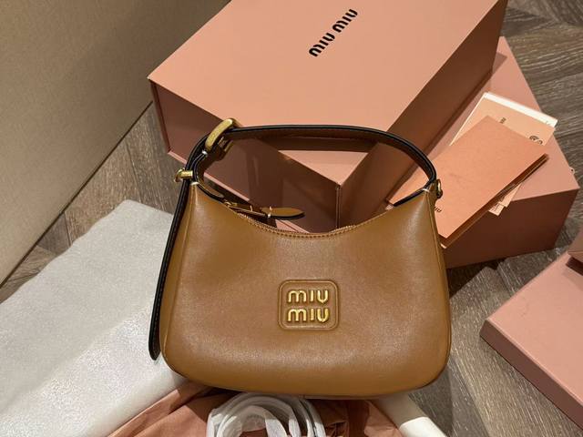 配盒 Size：23*13Cm Miumiu这新包， 23新款Hobo，太好搭配了 能拎、能挽、能肩背 有肩带 ， 可咸、可甜、可Ac Alcohol&Coff