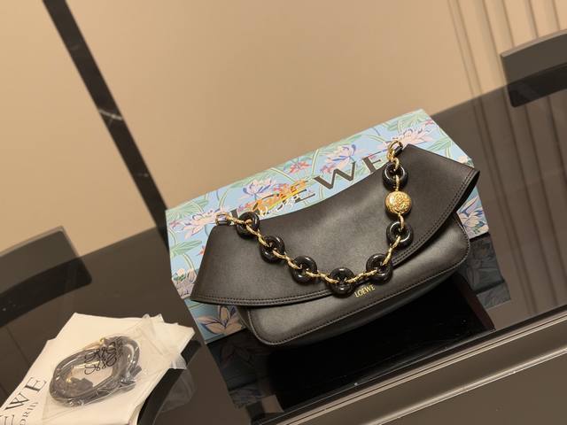 配盒 罗意威新款 Ola 全皮版 上线 第一版的Ola是草编款 最新出的是全牛皮的哦 可调节的双层皮肩带配上甜甜圈肩带 口盖翻开麂皮内里 容量好 百搭又很有设计