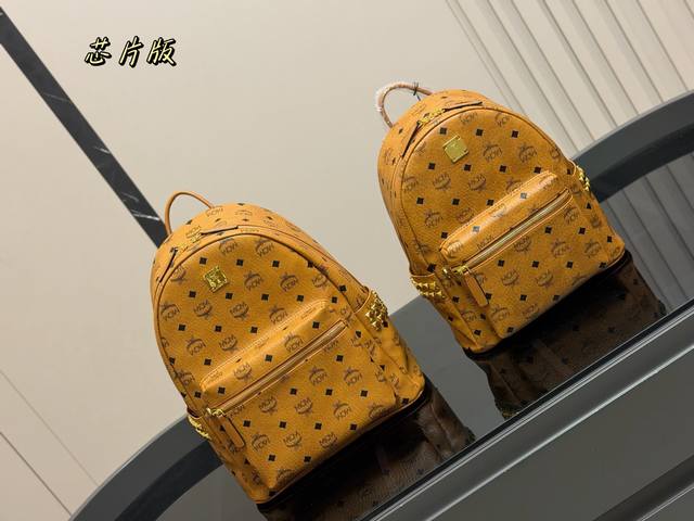 Mcm经典双肩包 立体而自然 对花剪裁 以中轴为对称中心线的上线倒向对称, 十分完整完美, 尤其包型 超有弧度感的! 尺寸: 26*33Cm 中号 33*38C Mcm经典双肩包 立体而自然 对花剪裁 以中轴为对称中心线的上线倒向对称, 十分完整完美, 尤其包型 超有弧度感的! 尺寸: 26*33Cm 中号 33*38C