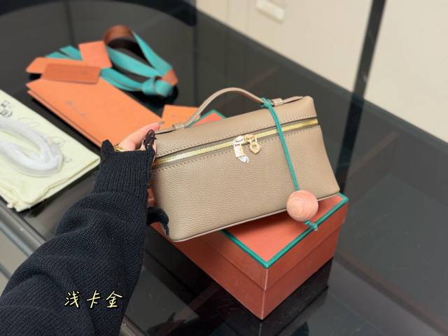 配盒 Size：20*11Cm Loropiana包火出圈 Gigi也爱不释手~ 真的对L20毫无抵抗力