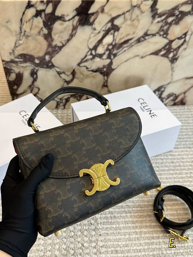 Celine新款凯旋门手袋 满满高级感 新款简约精致的轮廓捕获怎么会这么好看无论是沉稳的黑色还是柔和的棕色，都散发着无与伦比的高级感。Kelly经典造型的线条简