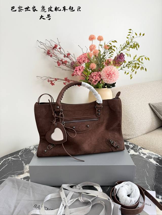 巴黎世家麂皮机车包 巴黎世家City系列麂皮机车包,巧克力棕色超有质感,胎牛绒材质柔软细腻,手感像婴儿肌一样轻盈。铆钉+拉链设计,叛逆又复古,容量大,13寸笔记 巴黎世家麂皮机车包 巴黎世家City系列麂皮机车包,巧克力棕色超有质感,胎牛绒材质柔软细腻,手感像婴儿肌一样轻盈。铆钉+拉链设计,叛逆又复古,容量大,13寸笔记