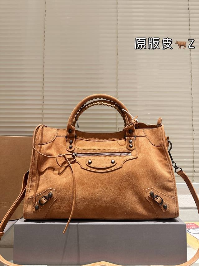 麂皮 配盒 * 大号 巴黎世家最具标志性手袋Le City系列2025该系列强势回归 重新演绎经典和经典系列稍有不同的是取消了镜子和卡包,肩带的设计也更加适合斜 麂皮 配盒 * 大号 巴黎世家最具标志性手袋Le City系列2025该系列强势回归 重新演绎经典和经典系列稍有不同的是取消了镜子和卡包,肩带的设计也更加适合斜