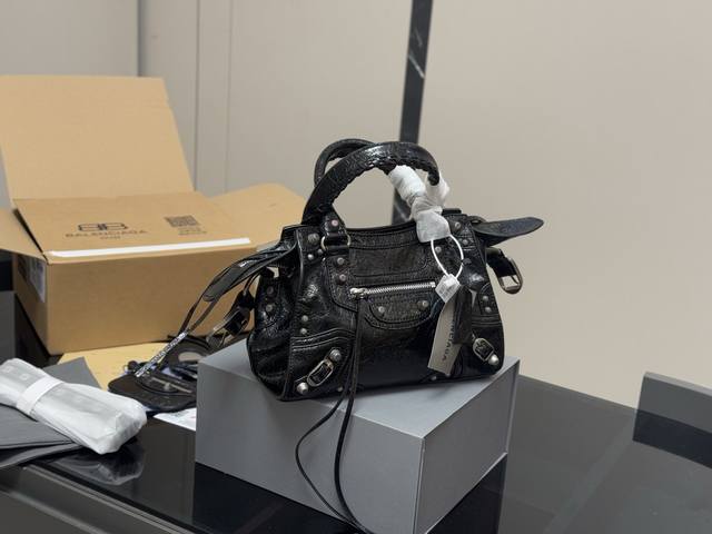 配全套包装 Size: 26.20Cm 巴黎世家新款机车大廓形包包 柔软的大廓形包包 上身慵懒感立刻Get、 真的很喜欢又方便又酷的超实用大包 配全套包装 Size: 26.20Cm 巴黎世家新款机车大廓形包包 柔软的大廓形包包 上身慵懒感立刻Get、 真的很喜欢又方便又酷的超实用大包