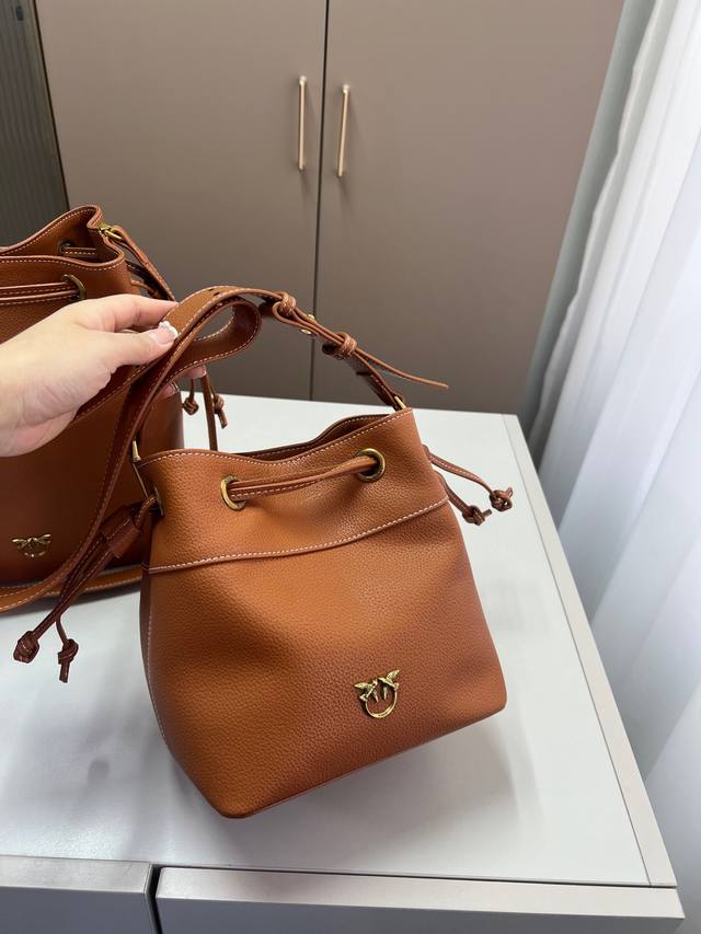 小 Pinko 抽绳水桶包极简风格神仙颜值燕子包Love Pull Click 精致代雅 满足 Pinko 女孩的所有穿搭需求 尺寸25×28 20×20飞机盒