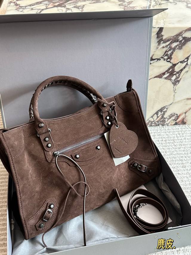 麂皮 配盒 * 大号 最具标志性手袋Le City系列2025该系列强势回归 重新演绎经典和经典系列稍有不同的是取消了镜子和卡包，肩带的设计也更加适合斜挎～小细