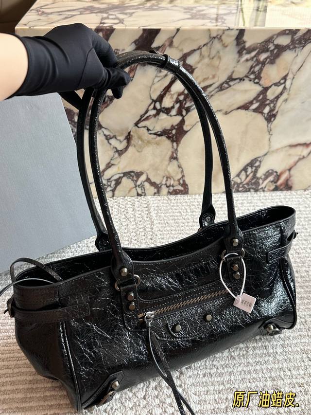 油蜡皮配盒 Size:32*16Cm 巴黎世家 致敬经典机车包系列重磅新款 不要泰可爱了吧 百搭神器 时髦单品 腋下Hobo 油蜡皮配盒 Size:32*16Cm 巴黎世家 致敬经典机车包系列重磅新款 不要泰可爱了吧 百搭神器 时髦单品 腋下Hobo