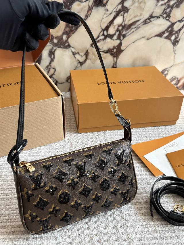 L家 2025秋冬新款亮片麻将包 爆山的麻将包应该不用过多介绍吧 就冲它的颜值和实用性，完全配得上它断货王和涨价小天才的称号~ 可腋下单肩，可斜挎可手提，容量也