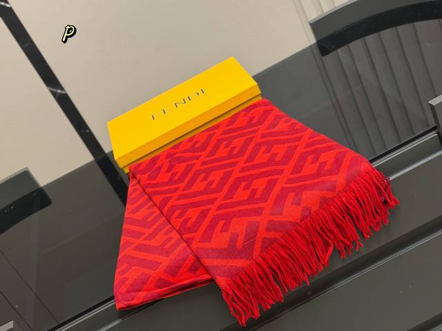 配盒 Size：45*190Cm 降温啦！晚上真的需要一条围巾 芬迪王牌围巾 无敌好卖的一款 必须种草的第一条围巾