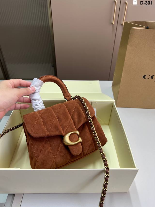 Coach蔻驰Tabby Family 又迎来新成员 妥妥的拿捏住了这份精致的千金风别看它是小可爱,容量可是大胃王 D-301尺寸18×12折叠盒 Coach蔻驰Tabby Family 又迎来新成员 妥妥的拿捏住了这份精致的千金风别看它是小可爱,容量可是大胃王 D-301尺寸18×12折叠盒