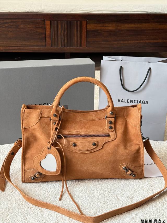 复刻版 麂皮 巴黎世家Le City麂皮机车包 巴黎世家Le City麂皮机车包,秋冬限定麂皮材质+金属铆钉,复古机车风超有态度!棕色包身配心形镂空,细节满分。 复刻版 麂皮 巴黎世家Le City麂皮机车包 巴黎世家Le City麂皮机车包,秋冬限定麂皮材质+金属铆钉,复古机车风超有态度!棕色包身配心形镂空,细节满分。