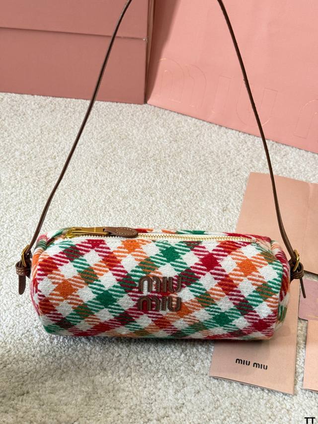 Miu Miu 格纹毛呢饭盒包 Miu Miu 秋冬限定格纹毛呢饭盒包，彩色格纹+毛呢材质，秋冬氛围感拉满！正面“Miu Miu”标志超有辨识度，搭配棕色皮革肩