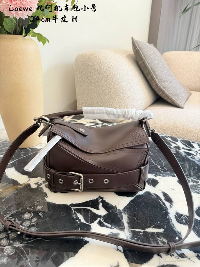 罗意威新款几何包 Puzzle手袋 朋克叛逆版 罗意威标志性Puzzle手袋配以机车夹克装饰细节，现已不羁登场。 此款新作现已登陆精品店。敬请前往，探索更多。