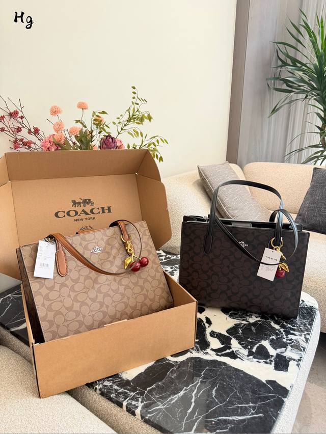 蔻驰经典老花Fiona托特包 Coach Fiona系列托特包,采用棕色老花涂层帆布+黑色皮革饰边,简约大气又耐用!尺寸约34.5×27.5×15Cm,容量超大 蔻驰经典老花Fiona托特包 Coach Fiona系列托特包,采用棕色老花涂层帆布+黑色皮革饰边,简约大气又耐用!尺寸约34.5×27.5×15Cm,容量超大