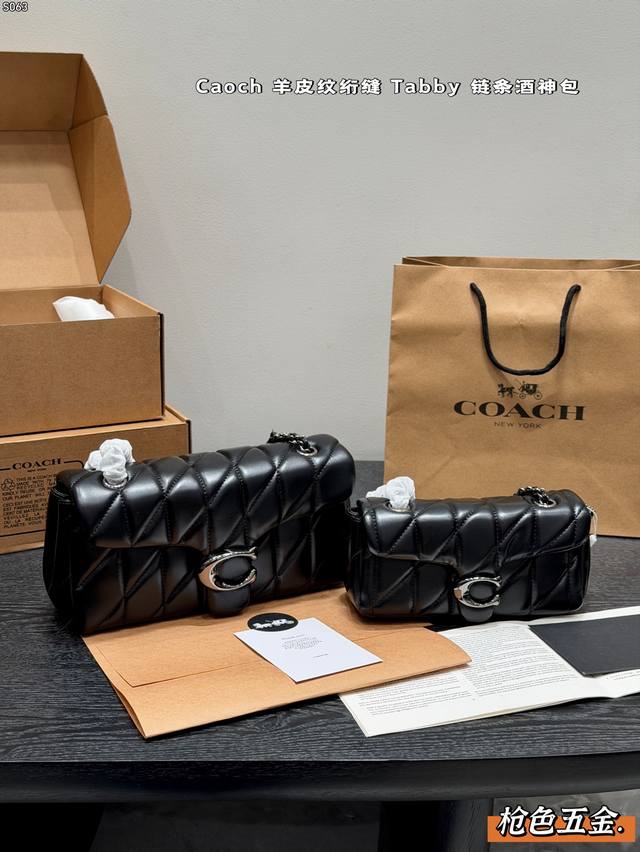 礼盒包装 Size:20.12Cm 26.15Cm 蔻驰Coach Quilting Tabby 绗缝羊皮纹工艺 新品Quilted Tabby20酒神 可以优 礼盒包装 Size:20.12Cm 26.15Cm 蔻驰Coach Quilting Tabby 绗缝羊皮纹工艺 新品Quilted Tabby20酒神 可以优