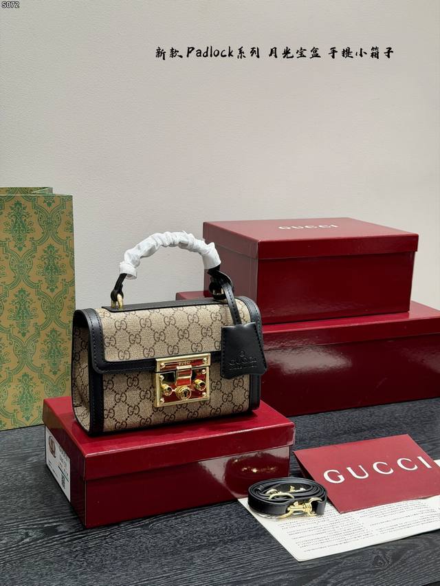 礼盒包装 Gucci Padlock 高级月光宝盒 手提小箱子锁头包 肩背包、此款颇具结构感的肩背包采用高级人造帆布精心打造，肩带搭配从典藏设计中直接取用的钥匙