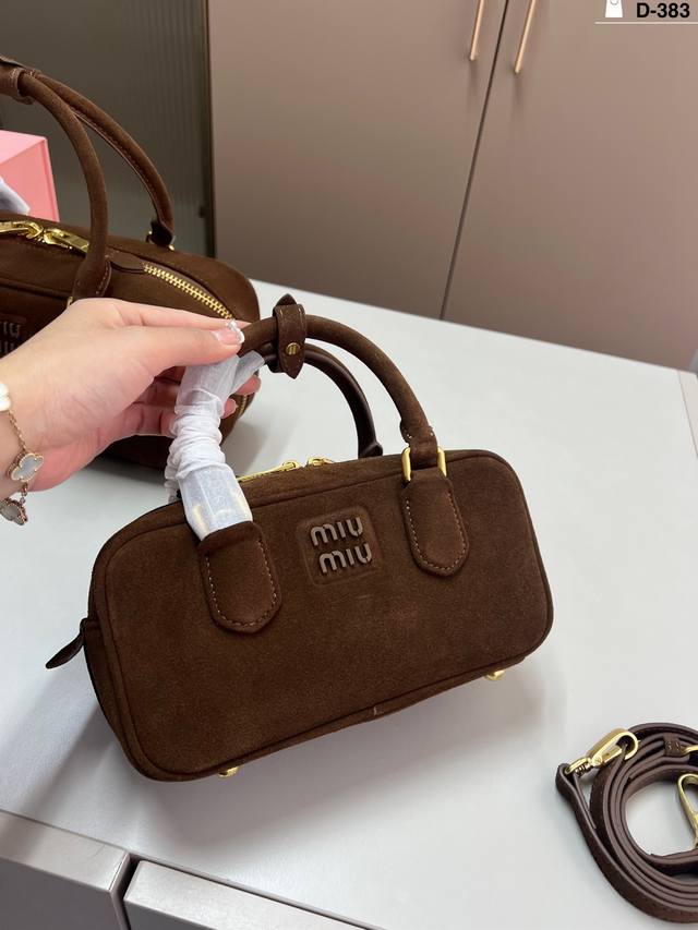 小 Miumiu缪缪鹿茸保龄球包包 可手拎也可斜挎 绝对不是小废包哦容量足足的~~ D-383尺寸23×12 28×13折叠盒